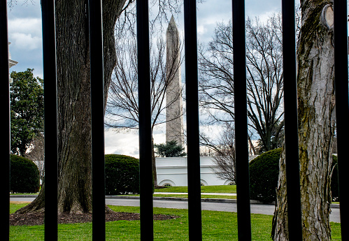 Thw Washington Monument seen through the fence around the White House