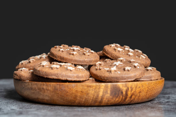 delicious sweet cocoa cookies biscuits on a wooden plate - 11315 imagens e fotografias de stock