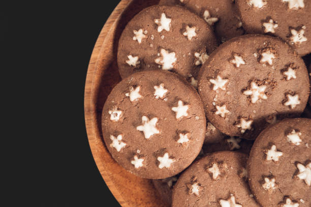 deliciosas galletas dulces de cacao en plato de madera. - 11323 fotografías e imágenes de stock