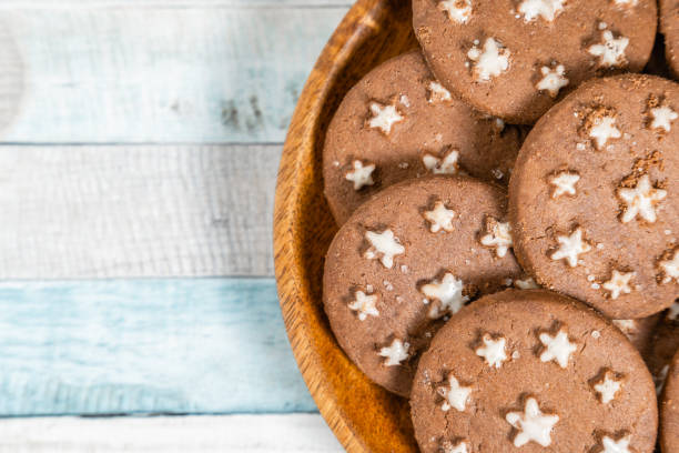 deliziosi biscotti dolci al cacao su un piatto di legno. tiro dall'alto. - 11325 foto e immagini stock