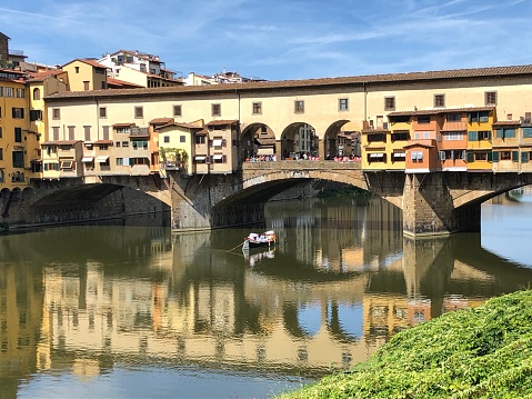 Reflet du Ponte Vecchio dans l'Arno