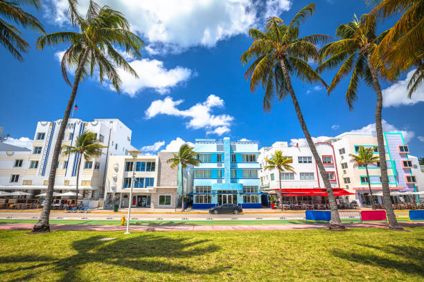 miami south beach ocean drive colorful art deco street architecture view - colony photos et images de collection