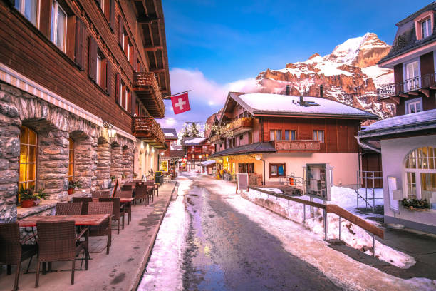 idilliaco villaggio alpino di murren street vista al tramonto - muerren foto e immagini stock