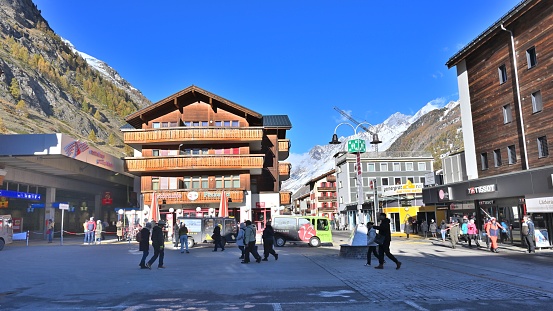 Zermatt is a small town in the Swiss Alps, known for its stunning natural scenery and as the base for the iconic Matterhorn peak. This town is a popular destination for tourists, attracting both skiing enthusiasts and mountaineers.