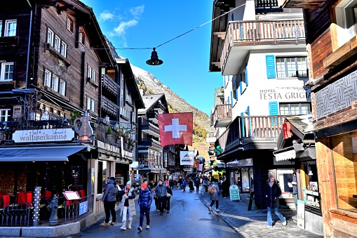 Zermatt is a small town in the Swiss Alps, known for its stunning natural scenery and as the base for the iconic Matterhorn peak. This town is a popular destination for tourists, attracting both skiing enthusiasts and mountaineers.