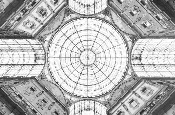 vue intérieure du dôme en verre de la galleria vittorio emanuele à milan, italie - vittorio emanuele monument photos et images de collection