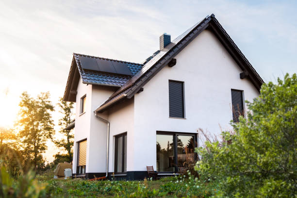 new sustainable single-family home with a garden - energiebesparing fotos stockfoto's en -beelden