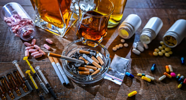 addictive substances, including alcohol, cigarettes and drugs - alcohol drug abuse alcoholism pill foto e immagini stock