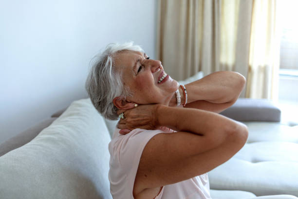 stress, mal di testa o donna anziana in casa con burnout, preoccupazione o affaticamento in pensione frustrati dai debiti. persona esausta, ansia o signora anziana stanca con problemi, crisi o mal di testa con emicrania. - senior women defeat headache pain foto e immagini stock