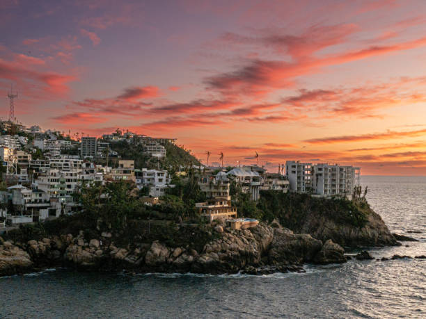 Cielo púrpura sobre Acapulco.