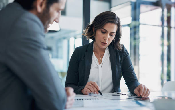 hombre de negocios, mujer y papeleo con discusión para el trato, acuerdo y propuesta de colaboración b2b. personas, personal y reunión con documentos para la estrategia financiera, estadísticas y comentarios en la oficina - tramites fotografías e imágenes de stock