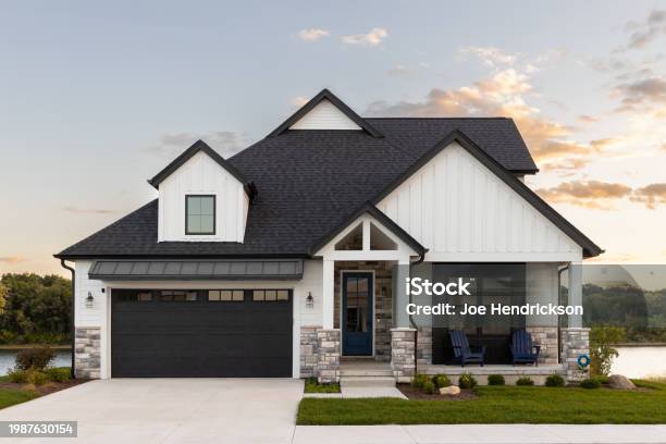Foto de Uma Casa De Luxo Em Preto E Branco Com Um Pôr Do Sol e mais fotos de stock de Casa