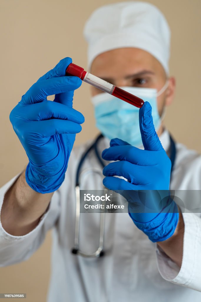 Scientist man doctor wear uniform mask and gloves holding sample blood test tube isolated - Foto de stock de Analisar royalty-free Scientist man doctor wear uniform mask and gloves holding sample blood test tube isolated - Foto de stock de Analisar royalty-free