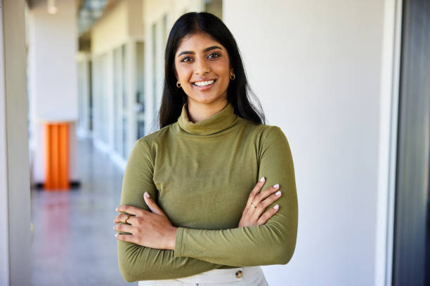 smiling young businesswoman standing in the corridor of an office - south africa waist up indoors image technique 뉴스 사진 이미지