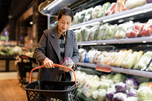 The Way of Healthy Living for Asian Professional Women: Vegetable Preservation and Gourmet Cooking in Supermarkets