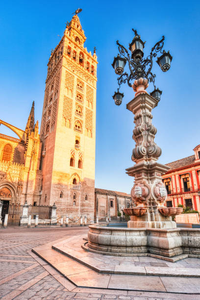 Die Kathedrale von Sevilla und der Giralda-Turm bei Sonnenaufgang, Sevilla – Foto