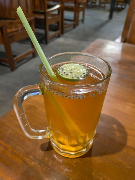 Wedang Jeruk Sereh is Traditional drinks from Java contains palm sugar syrup, sliced lime, lemon grass, basil seeds and orange juice. Concept for Herbal drinks, Alternative medicine, Relaxation. wedang jeruk sereh es una bebida tradicional de java que contiene jarabe de azúcar de palma, rodajas de lima, hierba de limón, semillas de albahaca y jugo de naranja. concepto de bebidas a base de hierbas, medicina alternativa, relajación.