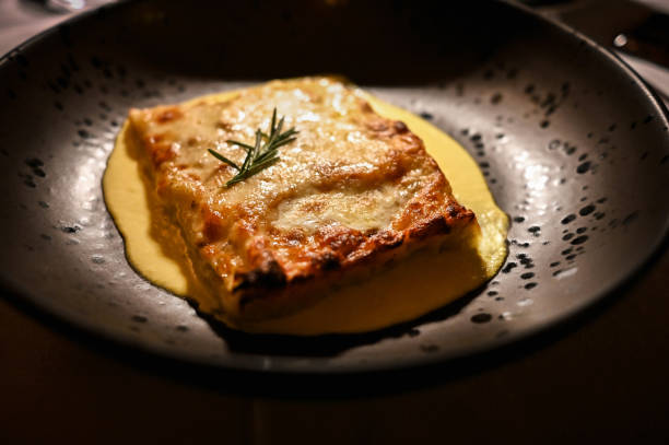 zbliżenie na wyśmienitą lasagne na czarnym talerzu w restauracji. - chloroplasty zdjęcia i obrazy z banku zdjęć