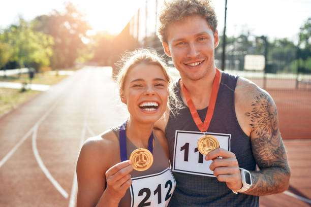 sport and active lifestyle - starting line sprinting track and field track event imagens e fotografias de stock