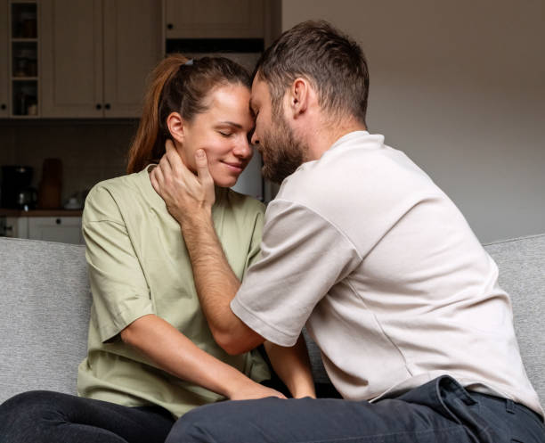 relación tierna y sensual de una pareja heterosexual de adultos jóvenes. amor y relación. - human face heterosexual couple women men fotografías e imágenes de stock