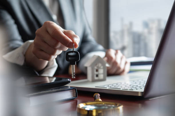 real estate agent showing apartment key at desk . real estate agent showing apartment key at desk in office. turnkey project stock pictures, royalty-free photos & images