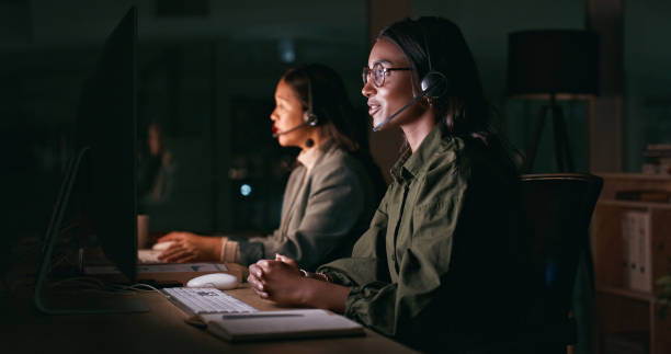 Business people, call center and night communication for customer service, virtual support or online chat. Team consultant or women for e commerce FAQ, contact us or solution on computer in workspace gente de negocios, call center y comunicación nocturna para atención al cliente, soporte virtual o chat en línea. consultor de equipo o mujeres para preguntas frecuentes sobre comercio electrónico, contáctenos o solucione en la computadora en el espac