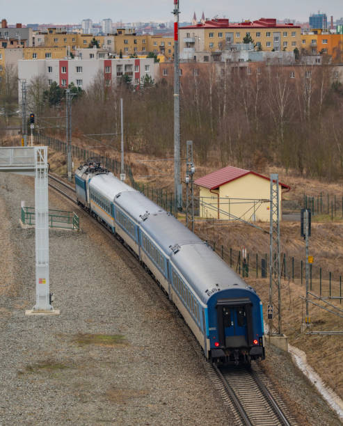 nowoczesne pociągi w pobliżu najdłuższego tunelu w czechach w pilźnie cz 02 02 2024 - cz zdjęcia i obrazy z banku zdjęć