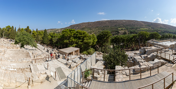 A picture of the Knossos Palace and the landscape around it.