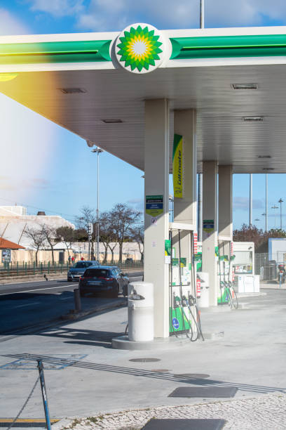 リスボンの暖かい冬の日に客のいないbpブリティッシュ・ペトロリアム・ガ��ソリンスタンドの正面図 - front view bus photography day ストックフォトと画像
