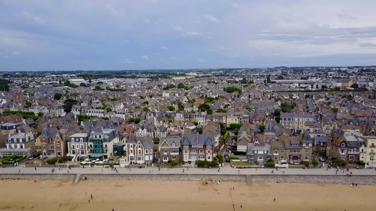 Flying parallel to the beachfront with the row of houses as subject, and than looking at the rest of the city