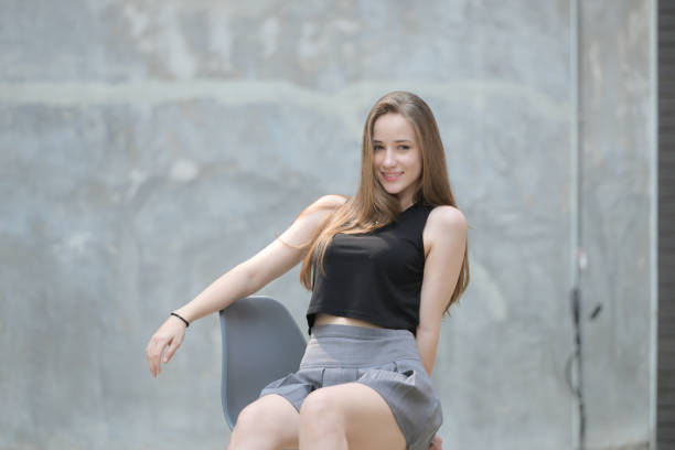 A young woman with his hairstyle and the atmosphere of living in the community.