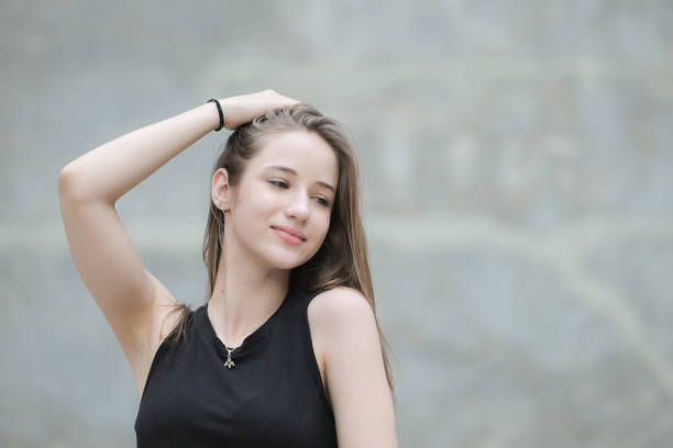 A young woman with his hairstyle and the atmosphere of living in the community.