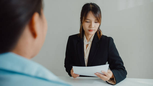young asian woman pass job interview sit in front of hr manager at office. human resource, recruitment agency. - recruitment greeting business interview zdjęcia i obrazy z banku zdjęć