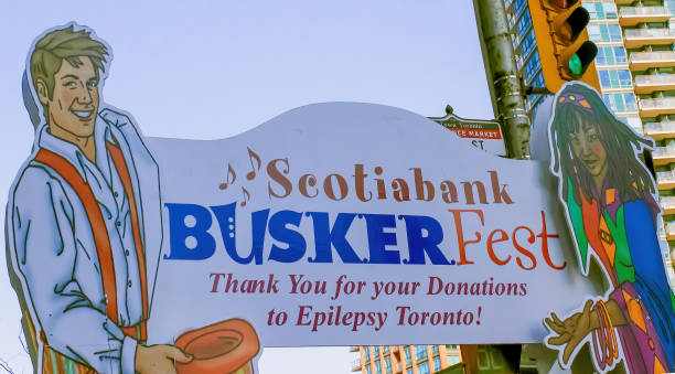 zbliżenie do scotiabank busker fest epilepsy śpiewa toronto. - urban scene canada city horizontal zdjęcia i obrazy z banku zdjęć