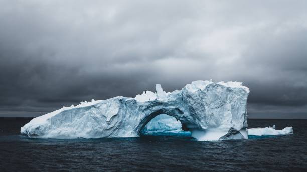 grande iceberg ice arch panorama antártica - rough antarctica wintry landscape south pole - fotografias e filmes do acervo