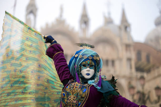 女性の孔雀のベネチアンカーニバルのマスクコスチュームダンスとサンマルコ広場でのポーズ - carnival mardi gras mask peacock ストックフォトと画像