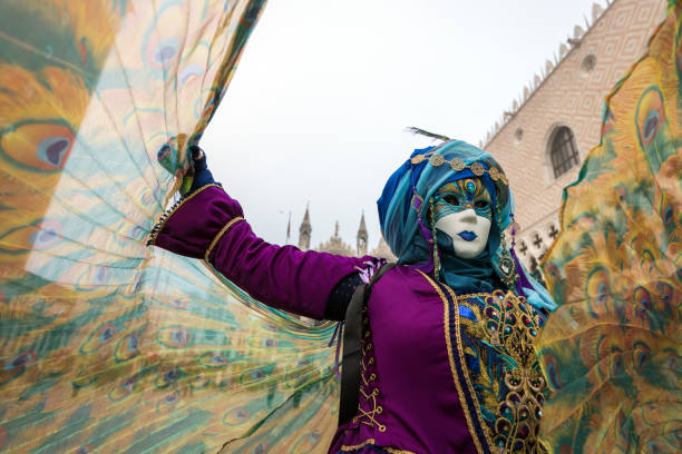 女性の孔雀のベネチアンカーニバルのマスクコスチュームダンスとサンマルコ広場でのポーズ - carnival mardi gras mask peacock ストックフォトと画像