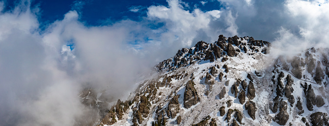 Urumqi Tianshan National Forest Park is anational forest park located in the mountainousareas of Midong District and Shuimogou District,Urumqi City, Xinjiang Uygur Autonomous Region.It was approved for establishment in 2015.