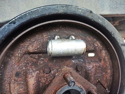 The brake fluid tube has been cleaned of dust to increase functional performance