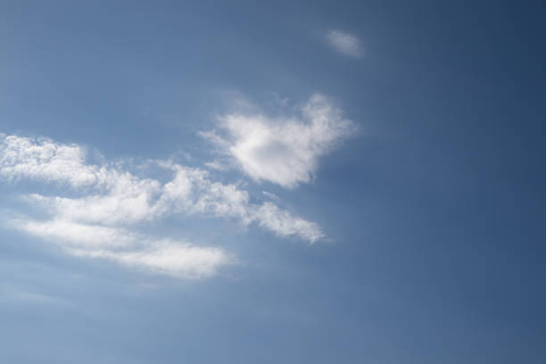 white clouds and blue sky background - cirrostratus zdjęcia i obrazy z banku zdjęć