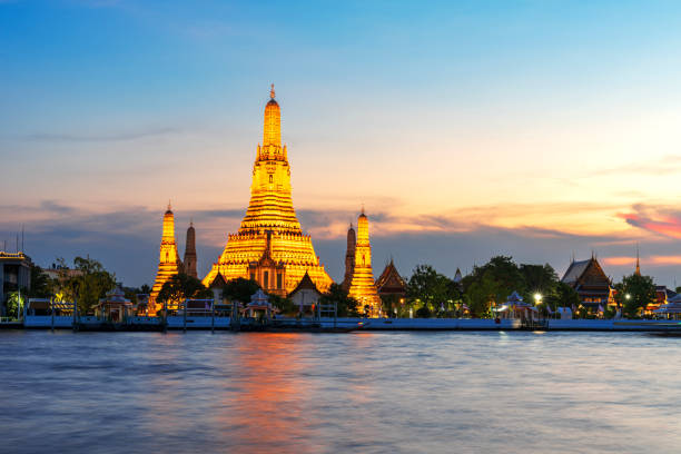 istock Illuminated temple of Wat Arun at sunset, Bangkok 1989654762