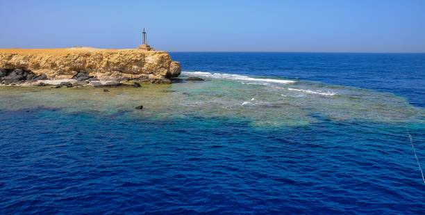 wide coastal reef of tropical corals, big brother island, red sea - big brother stock-fotos und bilder