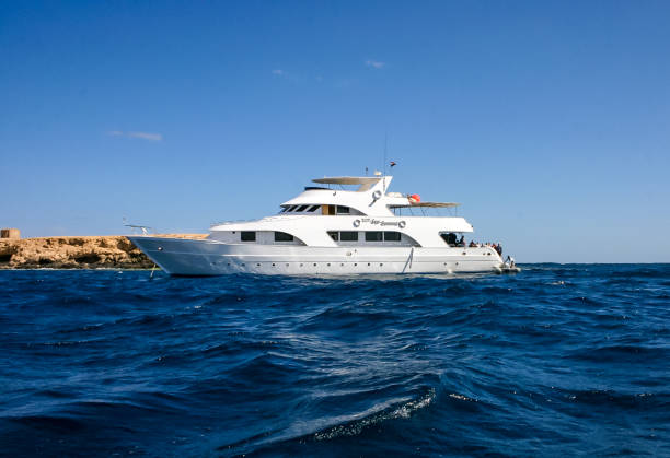 tourist yachts near the coastal reef of big brother island in the red sea - big brother stock-fotos und bilder