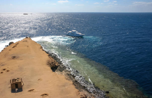 tourist yachts near the coastal reef of big brother island in the red sea, hurghada area - big brother stock-fotos und bilder