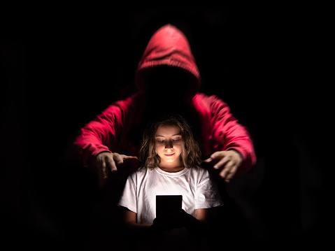 A Girl Using Her Cell Phone On Social Networks Without Being Aware Of(03)