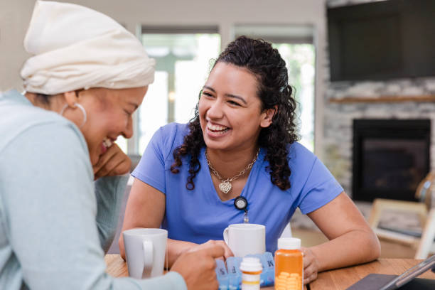 kuvapankkikuvat ja rojaltivapaat kuvat aiheesta lääkkeistä puhuttaessa naishoitaja ja naispotilas nauravat - palliative care
