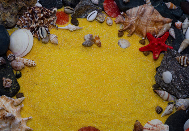 Adhesive note on the sand with a hat on the side