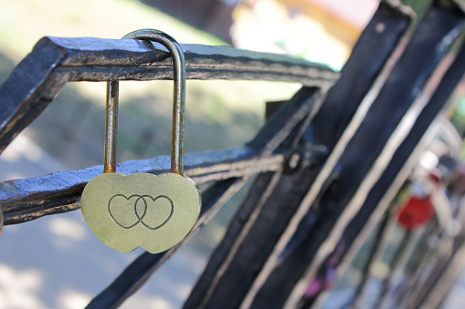 The heart-shaped castle symbolizes loyalty and love. The tradition of hanging a castle on the bridge fence at a wedding