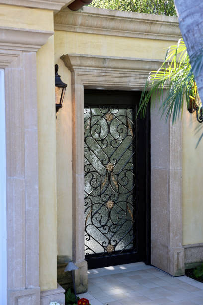 eleganckie drzwi z kutego żelaza i żwirowego szkła - villa house marble tropical climate zdjęcia i obrazy z banku zdjęć