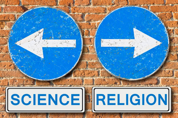 concepto de religión versus ciencia con texto y flechas contra una pared de ladrillos - christianity spirituality religion one way fotografías e imágenes de stock